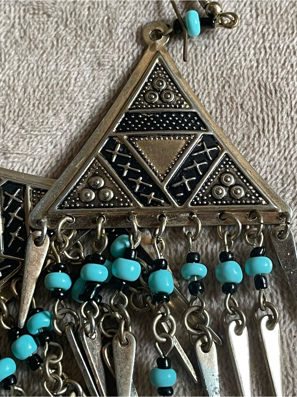 Lot of gold tone fashion jewelry and cat pouch . - Picture 9 of 16